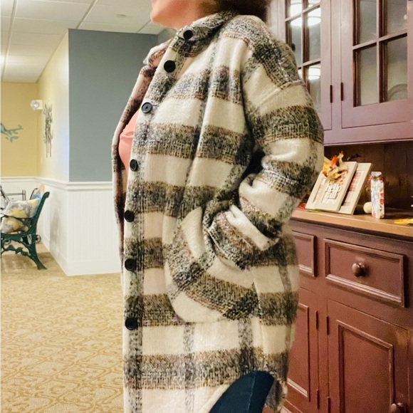 NWT Women’s warm plaid thigh length button down coat-made with recycled fibers. - Picture 5 of 5